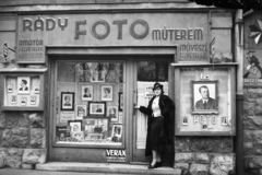 Hungary, Budapest VIII., Vajda Péter (Simor) utca 13. Rády László fotó műterme., 1939, Kurutz Márton, sign-board, studio, woman, camera store, Budapest, Fortepan #93473