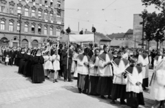 Hungary, Budapest VIII., Vajda Péter (Simor) utca, keresztbe az Orczy út. Bal oldalon a ház a Sárkány utca sarkán áll., 1937, Kurutz Márton, nun, procession, monstrance, Budapest, Fortepan #93496