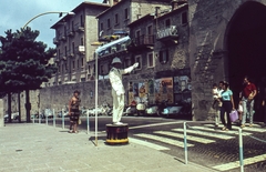 San Marino, Via Piana, jobbra a Porta del Loco., 1967, LHM, templom, színes, plakát, utcakép, életkép, rendőr, robogó, Vespa-márka, rendőrdobogó, forgalomirányítás, gyalogátkelő, Fortepan #93501