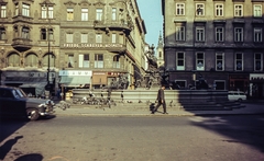 Ausztria, Bécs, Neuer Markt, Donnerbrunnen., 1967, LHM, színes, szökőkút, cégtábla, utcakép, lámpaoszlop, galamb, mercedes w120, Fortepan #93503