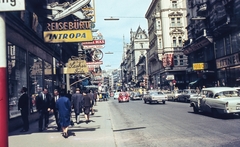 Ausztria, Bécs, Kärntner Strasse a Philharmoniker Strasse felől a Krugerstrasse felé nézve., 1967, LHM, színes, forgalom, cégtábla, utcakép, életkép, automobil, Opel Rekord P1, Volkswagen Bogár, Fortepan #93505