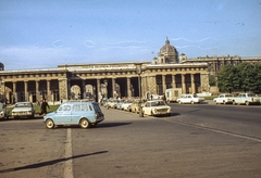 Ausztria, Bécs, Heldenplatz, szemben a Hofburg kapuja (Äusseres Burgtor), jobbra a Naturhistorisches Museum., 1967, LHM, színes, utcakép, múzeum, automobil, Gottfried Semper-terv, Karl Freiherr von Hasenauer-terv, Steyr-Puch 500, Fortepan #93508