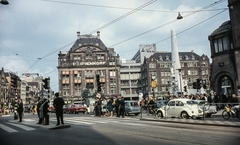 Hollandia, Amszterdam, Dam tér és a Nemzeti Emlékmű a Rokin felől nézve, balra a Damrak., 1969, LHM, színes, kerékpár, Volkswagen Bogár, Fortepan #93527