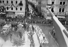 Románia,Erdély, Marosvásárhely, Rózsák tere (Piata Trandafirilor, ekkor Széchenyi tér), a magyar csapatok bevonulása idején, szemben a Bolyai utca. A felvétel 1940. szeptember 16-án a kormányzói fogadó ünnepségen készült., 1940, Fortepan, bécsi döntés, területgyarapodás, ünnepség, eső, Fortepan #9353