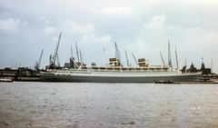 Hollandia, Rotterdam, szemben a Holland Amerikakaade, jobbra a Hotel New York tornyai., 1969, LHM, hajó, színes, daru, Fortepan #93536