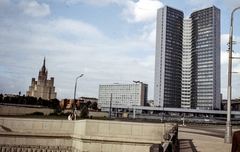 Oroszország, Moszkva, Novoarbatszki (Kalinyin) híd, szemben a KGST-palota, balra a Kudrinszkaja téri toronyépület., 1973, LHM, Szovjetunió, színes, felhőkarcoló, magasház, Mihail Vasziljevics Poszohin-terv, Asot Asotovics Midojanc-terv, Vlagyimir Szvirszkij-ábrázolás, Fortepan #93542