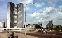 Oroszország, Moszkva, a KGST-palota és a Novij Arbat (Kalinyin) sugárút a Novoarbatszki (Kalinyin) hídról nézve., 1973, LHM, Szovjetunió, színes, felhőkarcoló, magasház, Mihail Vasziljevics Poszohin-terv, Asot Asotovics Midojanc-terv, Vlagyimir Szvirszkij-ábrázolás, Fortepan #93544