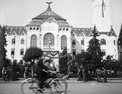 Románia,Erdély, Marosvásárhely, Rózsák tere (Piata Trandafirilor, ekkor Széchenyi tér), a Városháza épülete. A felvétel a magyar csapatok bevonulása idején készült., 1940, Fortepan, szecesszió, középület, Komor Marcell-terv, nemzeti jelkép, Art Nouveau, Jakab Dezső-terv, Fortepan #9356