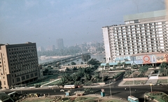 Egypt, Cairo, jobbra a Nile Hilton Hotel, balra az Arab Liga központja, háttérben a Qasr al-Nil híd., 1976, LHM, colorful, hotel, Fortepan #93564