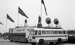 Uzbekistan, Tashkent, Függetlenség (Lenin) tér., 1985, LHM, Soviet Union, bus, sculpture, Lenin-portrayal, aerial, broadcast van, television camera, satellite, Fortepan #93571