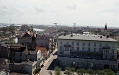 Németország, Warnemünde, Rostock, kilátás a világítótoronyból a Seestrasse és az Alexandrinenstrasse felé, balra az Alter Strom kikötő., 1970, LHM, színes, látkép, NDK, kikötő, Fortepan #93572