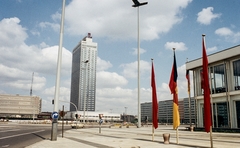 Németország, Berlin, Kelet-Berlin, Alexanderstraße, szemben az Alexanderplatz és a Hotel Stadt Berlin., 1970, LHM, színes, zászló, szálloda, NDK, Kelet-Berlin, modern építészet, bevásárlóközpont, Roland Korn-terv, Heinz Scharlipp-terv, Josef Kaiser-terv, Hans Erich Bogatzky-terv, Günter Kunert-terv, Fortepan #93574