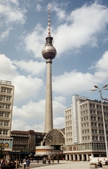 Németország, Berlin, Kelet-Berlin, Alexanderplatz, TV torony., 1970, LHM, színes, tévétorony, NDK, pályaudvar, Kelet-Berlin, modern építészet, Hermann Henselmann-terv, Peter Behrens-terv, Johann Eduard Jacobsthal-terv, Fortepan #93575