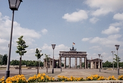 Németország, Berlin, Kelet-Berlin, a Brandenburgi Kapu az Unter den Linden felől nézve., 1970, LHM, színes, emlékmű, NDK, Berlini fal, Kelet-Berlin, neoklasszicizmus, Carl Gotthard Langhans-terv, Fortepan #93577