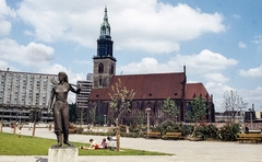 Németország, Berlin, Kelet-Berlin, Park am Fernsehturm, a Szűz Mária-templom mögött a Karl Liebknecht Strasse házsora., 1970, LHM, templom, színes, szobor, NDK, szocreál, Kelet-Berlin, Fortepan #93578