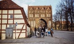 Németország, Neubrandenburg, Stargarder Tor., 1970, LHM, színes, kapu, babakocsi, NDK, gótika, csúcsív, fachwerk, Fortepan #93579