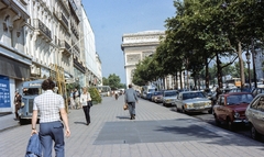 Franciaország, Párizs, Avenue des Champs-Élysées a Diadalív felé nézve., 1978, LHM, színes, Mercedes-márka, Citroen-márka, automobil, rendszám, Fiat 850, diadalív, Citroen H van, neoklasszicizmus, Jean-François Chalgrin-terv, Fortepan #93582