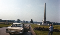 Amerikai Egyesült Államok, Pennsylvania állam, Gettysburg, Hancock Avenue, jobbra a United States Regulars emlékmű (Karl Bitter, 1909.), háttérben a State of Pennsylvania Monument., 1970, LHM, színes, emlékmű, obeliszk, automobil, rendszám, Fortepan #93583