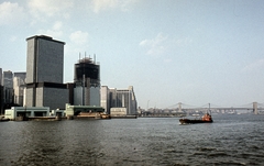 Amerikai Egyesült Államok, New York, balra Manhattan és az FDR Drive épületei, jobbra a Brooklyn híd., 1970, LHM, hajó, színes, híd, építkezés, felhőkarcoló, függőhíd, ferdekábeles híd, John Au­gus­tus Roebling-terv, Fortepan #93585