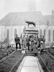 Románia,Erdély, Fő tér, háttérben a Szent Mihály-templom. A felvétel a magyar csapatok bevonulása idején készült., 1940, Fortepan, templom, Mátyás király ábrázolás, farkas ábrázolás, Fortepan #9361