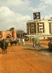 India, Delhi, balra a Turkman Gate., 1972, Lőw Miklós, színes, kapu, neonreklám, riksa, bivaly, kerékpár, Fortepan #93610