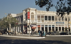 India, Delhi, Connaught Place, Delhi egyik legnagyobb kereskedelmi központja., 1972, Lőw Miklós, színes, automobil, Bata-márka, Hindustan-márka, Fortepan #93650