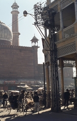 India, Delhi, Dzsama Maszdzsid mecset a Chawri Bazar Road felől., 1972, Lőw Miklós, colorful, mosque, Mughal architecture, bicycle, rickshaw, Fortepan #93671