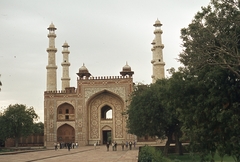 India, Sikandra, Nagy Akbar mogul császár síremlékének főbejárata., 1972, Lőw Miklós, colorful, tomb, main entrance, Mughal architecture, Fortepan #93685