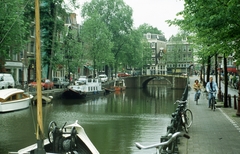 Netherlands, Amsterdam, Spiegelgracht csatorna a Prinsengracht csatorna felé nézve., 1972, Lőw Miklós, bicycle, ship, colorful, street view, canal, Fortepan #93699