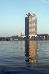 Netherlands, Amsterdam, IJ folyó, szemben az IJpromenade-n a Shell Overhoeks torony., 1972, Lőw Miklós, colorful, water surface, tall house, modern architecture, reflection, Arthur Staal-design, Fortepan #93701