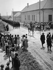 Magyarország, Decs, Fő utca a Béke utca kereszteződéstől az Arany János utca felé nézve., 1938, Fortepan, felvonulás, Fortepan #9373