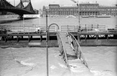 Magyarország, Budapest IX.,Budapest XI., Szent Gellért téri hajóállomás, balra a Szabadság híd. Szemben a Fővám (Dimitrov) téren a Marx Károly Közgazdaságtudományi Egyetem (később Corvinus Egyetem) épülete., 1965, Misányi Olivér, árvíz, Budapest, Fortepan #93778