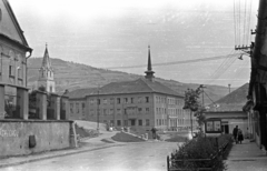 Szlovákia, Gölnicbánya, Bányász tér, balra a katolikus templom, 1967, Fortepan/Album004, Csehszlovákia, templom, felirat, utcakép, hirdető tábla, lépcső, támfal, Fortepan #93808