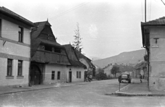 Szlovákia, Gölnicbánya, Fő utca, az ulica Juliusa Fučíka (később Nemocničná ulica) torkolatától a városközpont felé nézve., 1967, Fortepan/Album004, Csehszlovákia, járda, utcakép, Skoda-márka, kilátás, automobil, út, Fortepan #93811