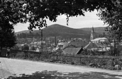 Szlovákia, Gölnicbánya, Hnilecká ulica, balra a Gölnic-patak kőhídja, mögötte a Városháza tornya. Jobbra a katolikus templom., 1960, Fortepan/Album004, Csehszlovákia, katolikus, kőhíd, Fortepan #93829