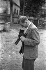 1943, Fortepan/Album004, camera, man, photography, Rollei Rolleiflex, village, dirt road, Fortepan #93851