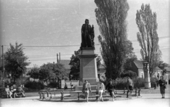 Magyarország, Debrecen, Kálvin tér, Csokonai Vitéz Mihály szobra (Izsó Miklós, 1871.)., 1963, Fortepan/Album004, szobor, hirdetőoszlop, Csokonai Vitéz Mihály-ábrázolás, Fortepan #93862