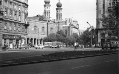 Magyarország, Budapest V.,Budapest VII., Károly (Tanács) körút, szemben a Dohány utcai Zsinagóga., 1966, Fortepan/Album004, városkép, zsinagóga, rendőr, zsidóság, rendőrdobogó, Budapest, mór stílus, Ludwig Förster-terv, automobil, forgalom, Fortepan #93882