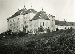 Magyarország, Óbuda, Budapest III., Kiscelli Múzeum (Schmidt kastély), balra a Kiscelli utca felőli, jobbra a Kolostor út felőli homlokzat látszik., 1935, Vajkai Aurél, kastély, építészet, múzeum, barokk-stílus, domboldal, Budapest, Fortepan #93892