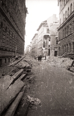 Hungary, Budapest VI., Aradi utca - Szinyei Merse utca kereszteződés a Székely Bertalan utca felől nézve., 1944, Pálfi András, bombing, damaged building, Budapest, Fortepan #93934