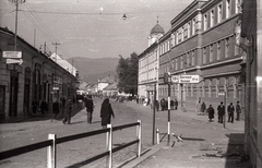 Ukraine,Zakarpattia Oblast, Khust, Karpatszkoji Szicsi utca (Rákóczi út) a főtér felé nézve, jobbra a Szent Anna-templom., 1939, Pálfi András, road signs, street view, Fortepan #93957