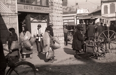 Ukraine,Zakarpattia Oblast, Khust, Suhevicsa utca a Karpatszkoji Szicsi utca (Rákóczi út) felé nézve, balra a Korona szálloda., 1939, Pálfi András, trading, hat, street view, knife-grinder, wicker bag, Fortepan #93959