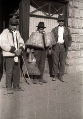 Ukraine,Zakarpattia Oblast, Khust, Suhevicsa utca a Korona szállodánál., 1939, Pálfi András, hat, seller, wicker bag, Fortepan #93960