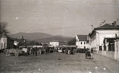 Ukraine,Zakarpattia Oblast, Khust, a város főtere a Puskin utca felől nézve, a tömeg mögött jobbra a zsinagóga., 1939, Pálfi András, horse, chariot, street view, Fortepan #93961