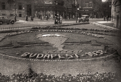 Magyarország, Budapest I., Krisztina tér a Mészáros utca felé nézve, az Eucharisztikus Világkongresszusra készült virágdíszítés., 1938, Pálfi András, vallás, cégtábla, virágdíszítés, automobil, Budapest, Fortepan #93973