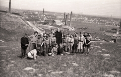 Hungary, Óbuda, Budapest III., kiránduló cserkészek a Remetehegyi út környékén. Háttérben az Újlaki téglagyár, távolabb az Óbudai Városi Iskola épülete a Vörösvári útnál., 1939, Pálfi András, excursion, factory, scouting, hillside, kid, factory chimney, brick factory, Budapest, Fortepan #94002