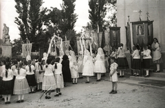 Magyarország, Tápiószecső, Templom tér, balra az I. világháborús emlékmű (Cser Károly, 1925.), jobbra a Szent Miklós templom., 1942, Pálfi András, első világháború, emlékmű, népviselet, Mária-lányok, körmenet, Fortepan #94006