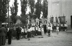 Magyarország, Tápiószecső, Templom tér, jobbra a Szent Miklós templom., 1942, Pálfi András, népviselet, Mária-lányok, körmenet, Fortepan #94007