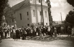 Magyarország, Tápiószecső, Bajcsy-Zsilinszky út (31-es főút), balra az I. világháborús emlékmű (Cser Károly, 1925), szemben a Szent Miklós templom., 1942, Pálfi András, első világháború, emlékmű, népviselet, Fortepan #94008