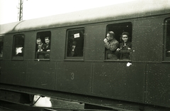 1946, Pálfi András, rail, gentleman, lady, leaning out of the window, Fortepan #94033